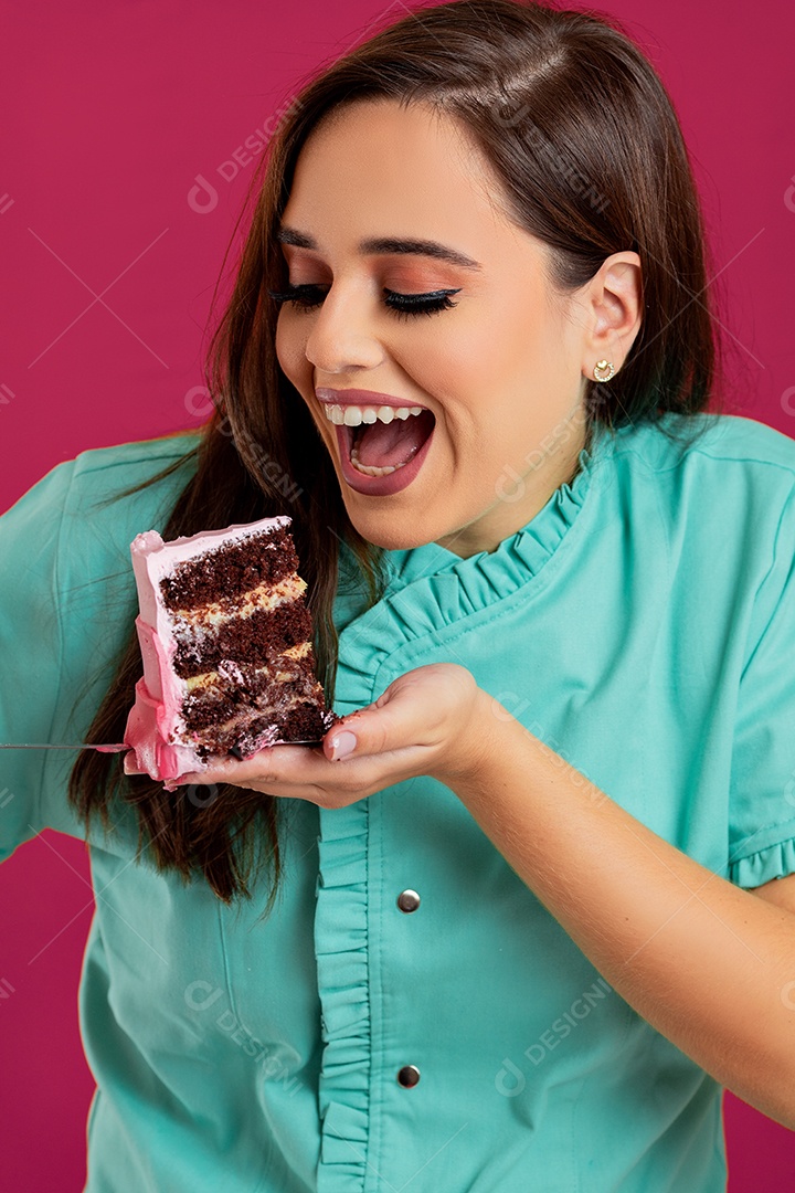 Linda mulher comendo bolo confeitado