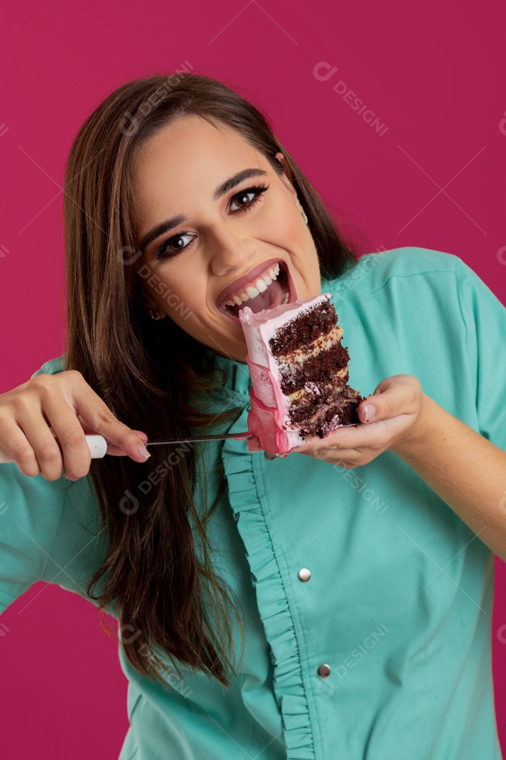 Linda mulher jovem chefe de cozinha preparando bolo