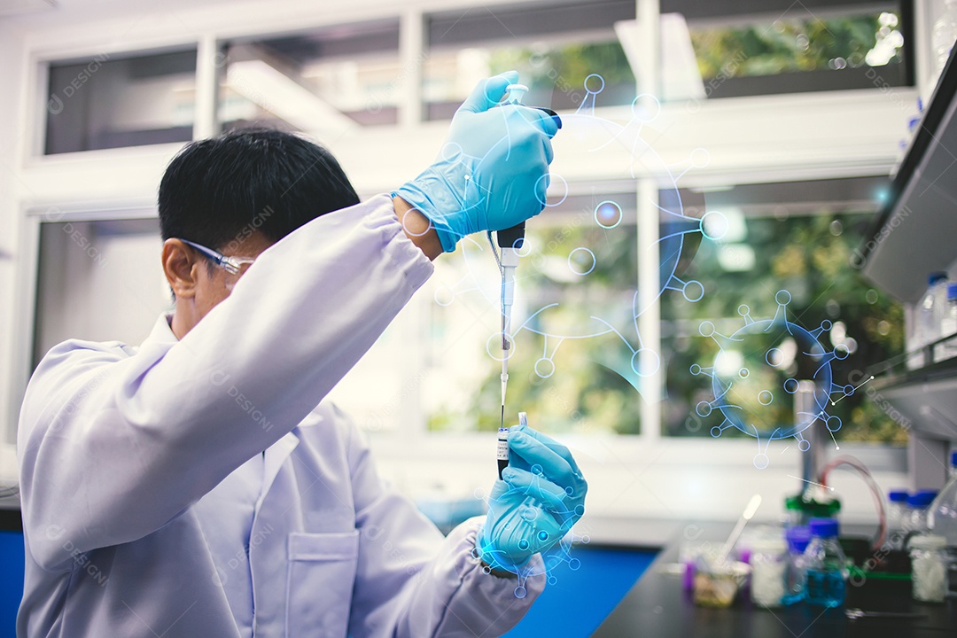 Técnico de laboratório em óculos de proteção e luvas microscópio no laboratório.