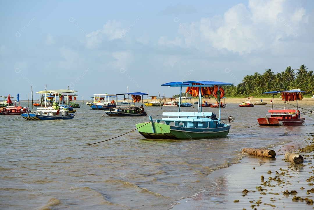 Praia. São Miguel dos Milagres, Alagoas, Brasil. Barcos na Praia do Toque