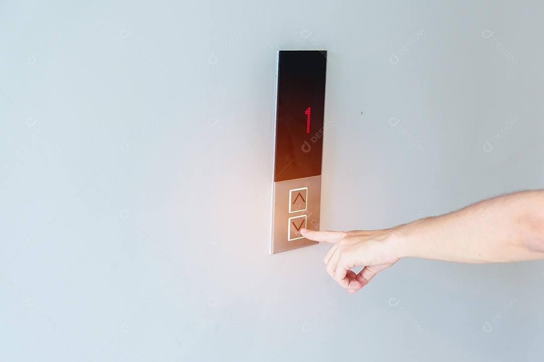 Dedo da mão pressione o botão do elevador, mulher esperando elevador no escritório ou apartamento