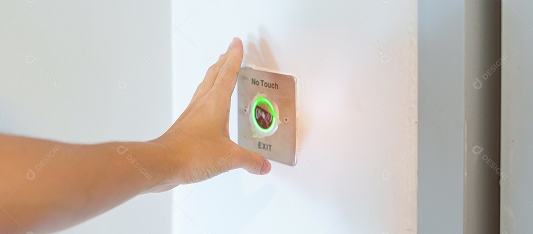 Abra a porta com a mão pelo interruptor do sensor sem toque na parede do escritório ou apartamento. Sem contato, moderno, tecnologia e conceito de segurança
