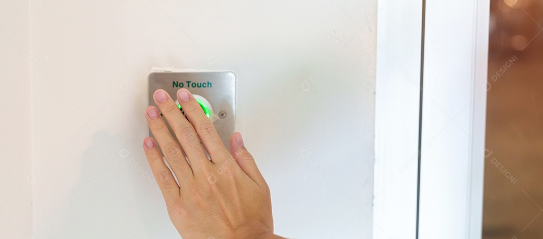 Abra a porta com a mão pelo interruptor do sensor sem toque na parede do escritório ou apartamento. Sem contato, moderno, tecnologia e conceito de segurança