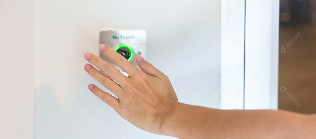 Abra a porta com a mão pelo interruptor do sensor sem toque na parede do escritório ou apartamento. Sem contato, moderno, tecnologia e conceito de segurança