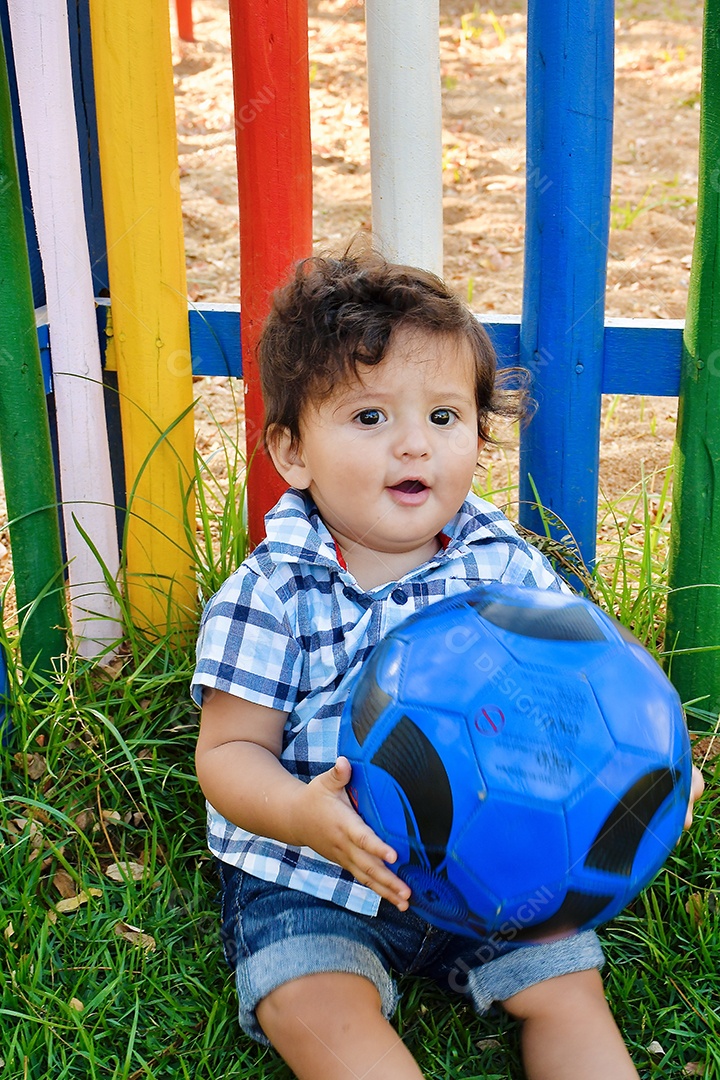 Criança brincando em parque de diversão