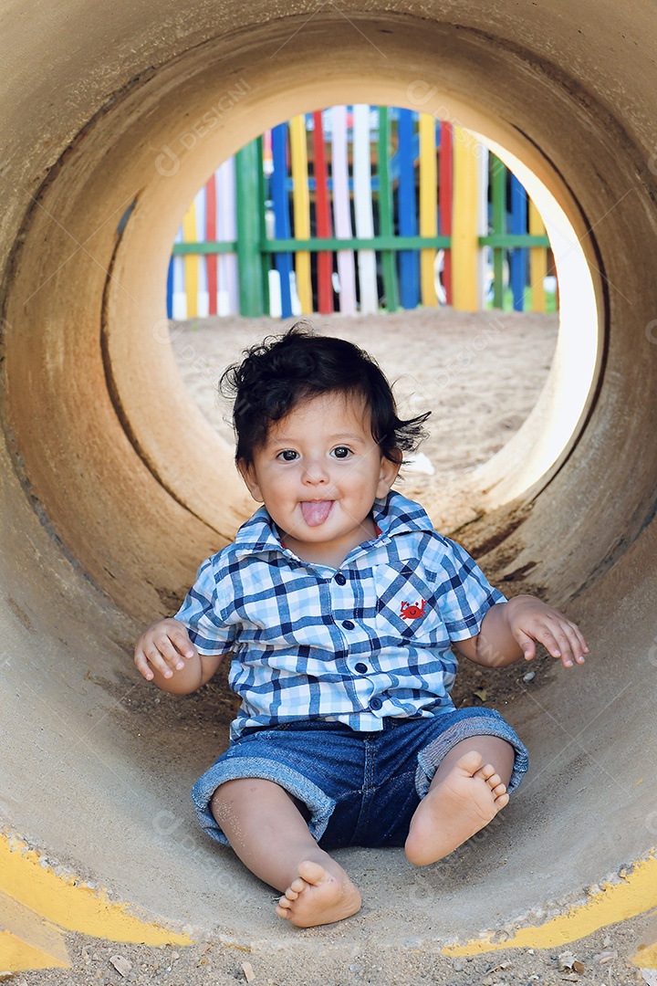 Criança brincando em parque de diversão