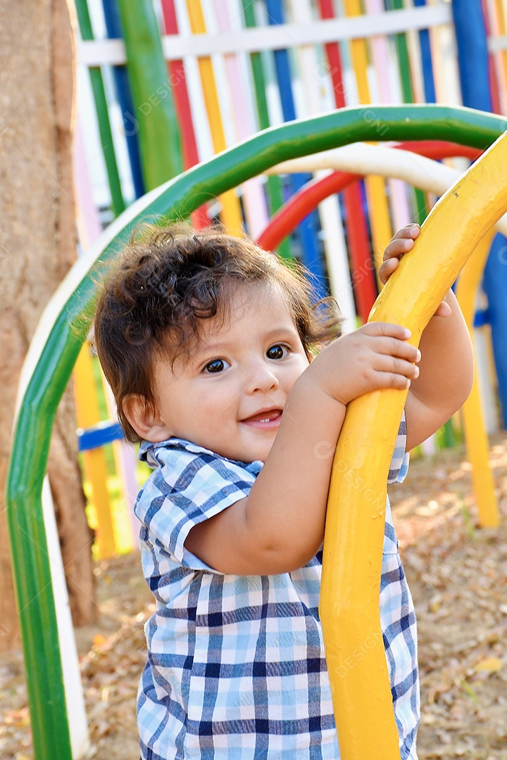 Criança brincando em parque de diversão