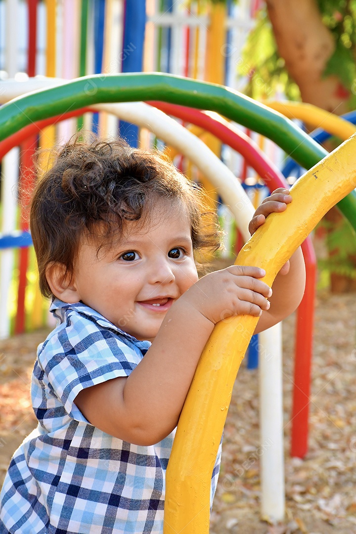 Criança brincando em parque de diversão