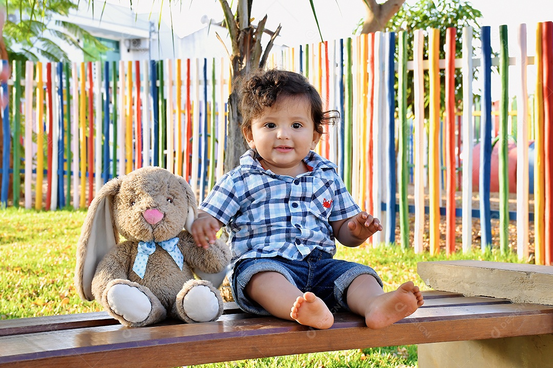Criança brincando em parque de diversão