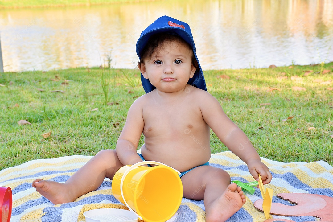 Criança brincando em parque de diversão