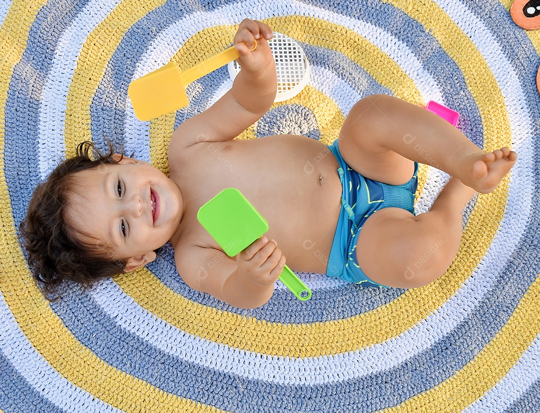 Criança brincando em parque de diversão