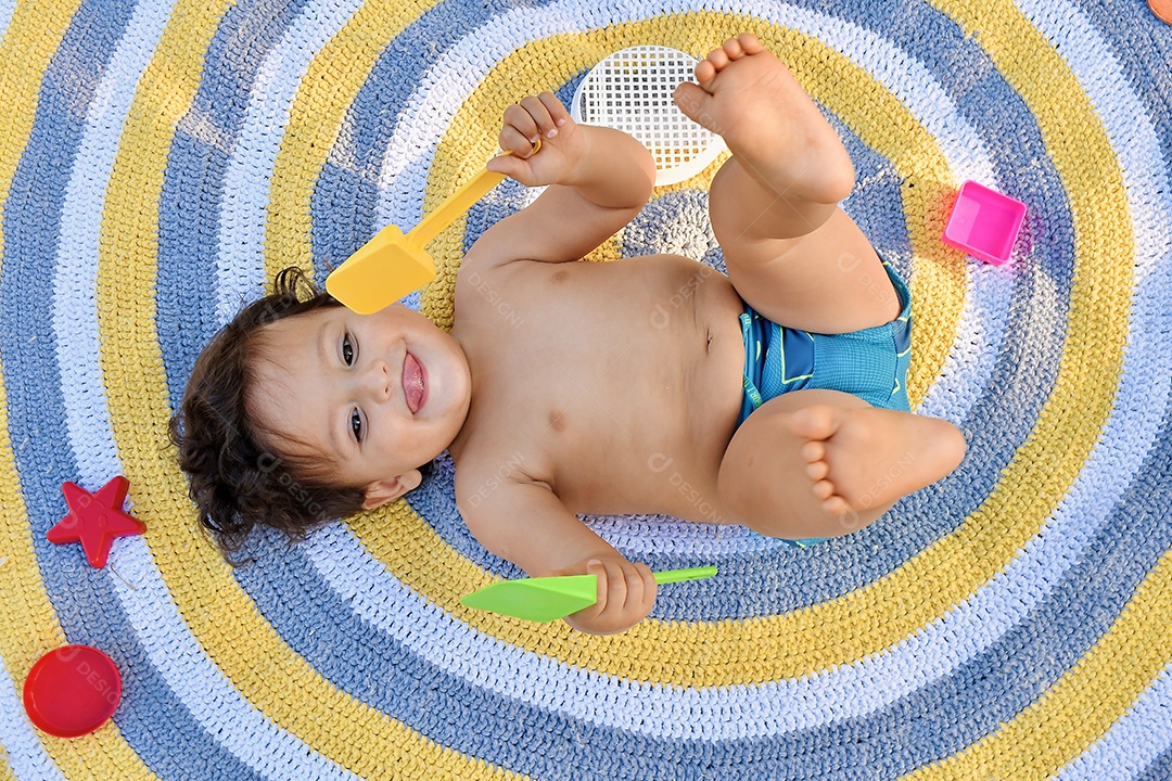 Criança brincando em parque de diversão