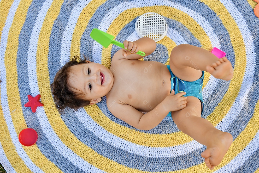 Criança brincando em parque de diversão