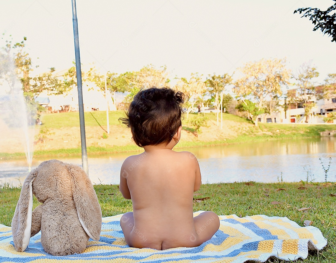 Criança brincando em parque de diversão