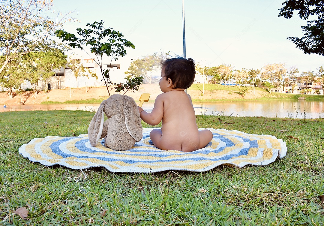 Criança brincando em parque de diversão