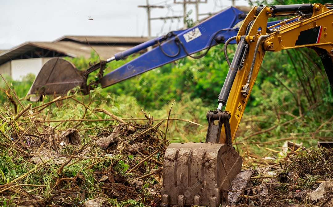 Solo de escavação de retroescavadeira no canteiro de obras. Caçamba de escavação de retroescavadeira