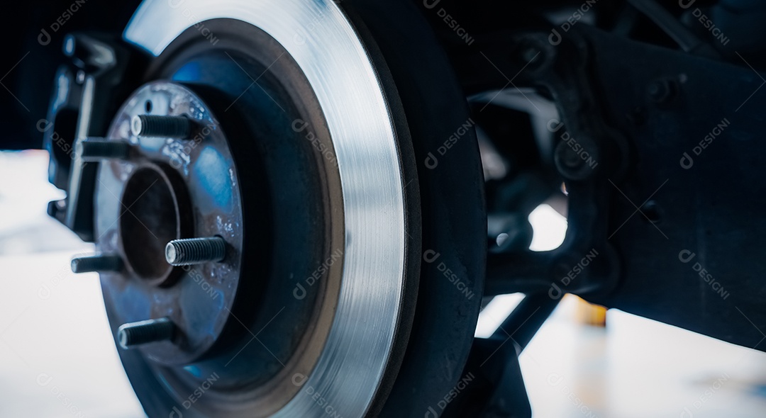 Sistema de freio a disco automotivo. Suspensão do carro em processo de novo representante de pneus