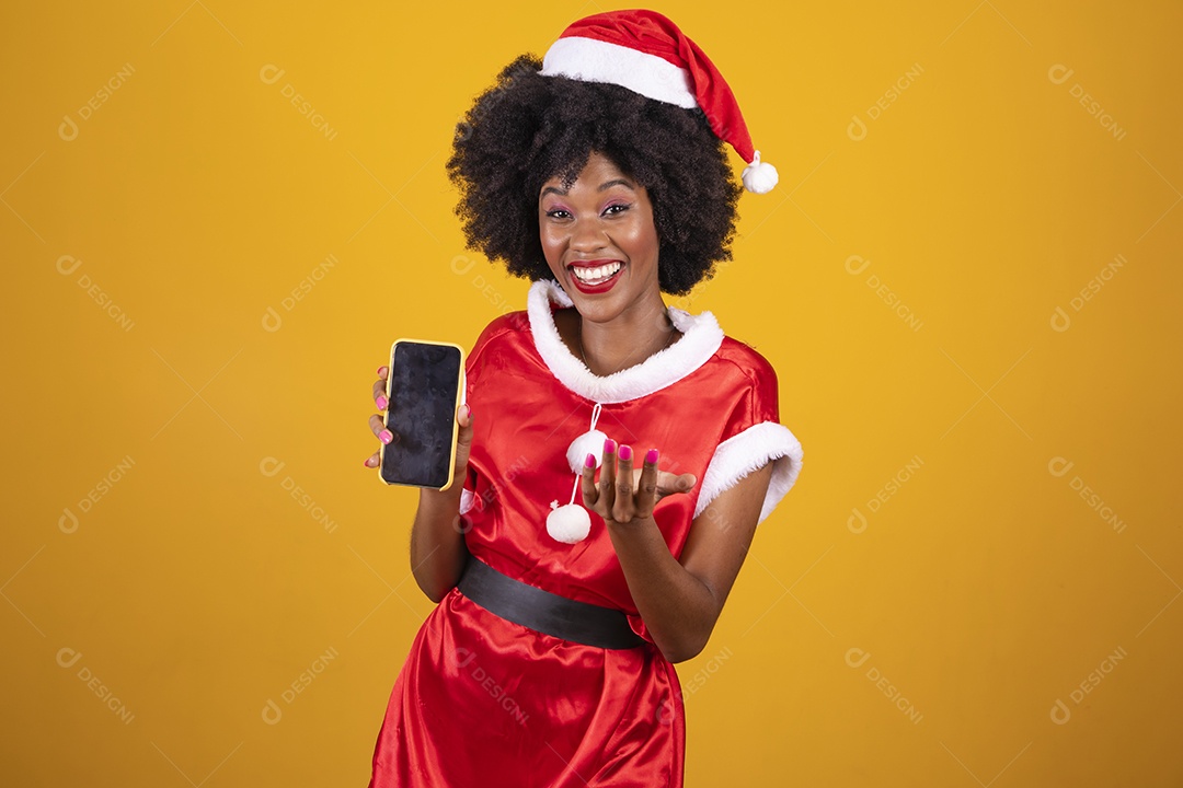 Mulher jovem garota cabelo afro usando chapéu Papai Noel