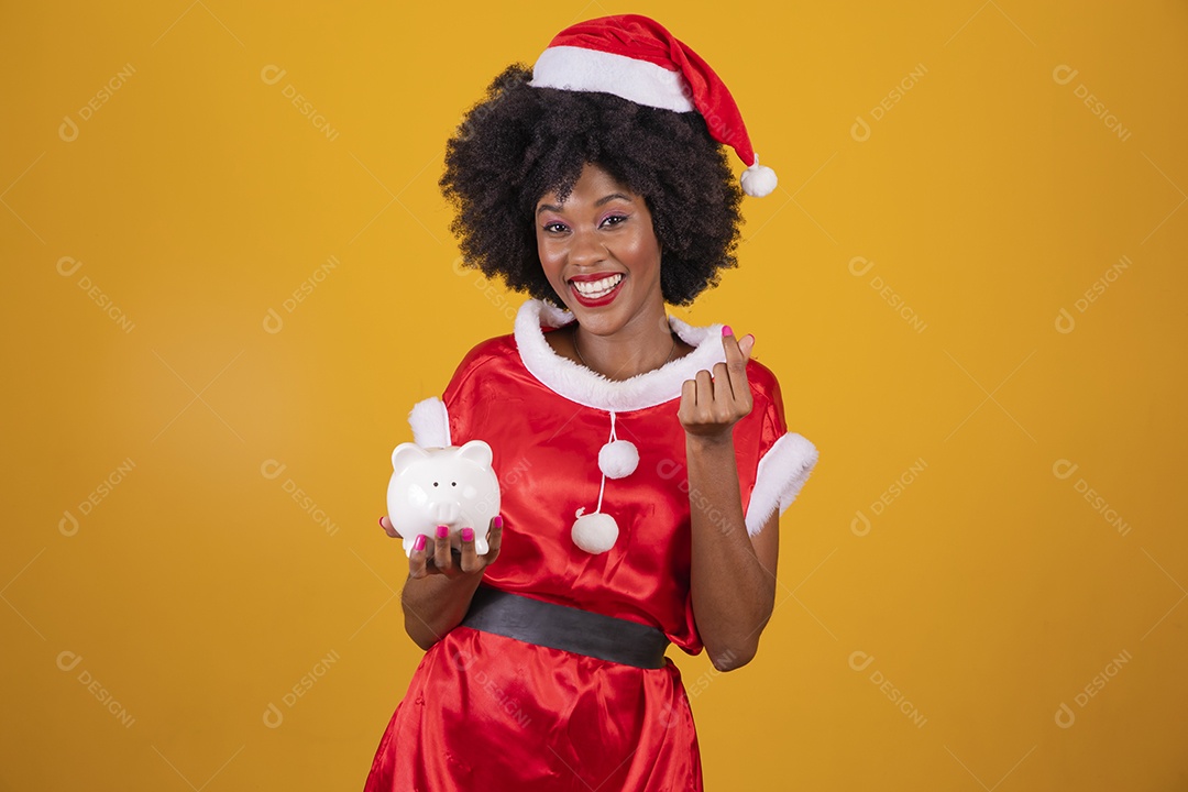 Mulher jovem garota cabelo afro usando chapéu Papai Noel