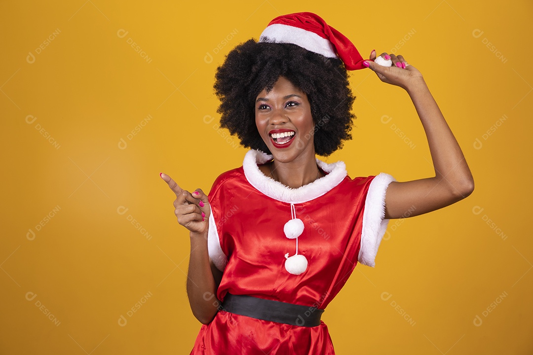 Mulher jovem garota cabelo afro usando chapéu Papai Noel