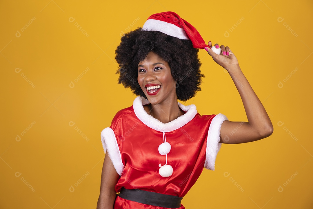 Mulher jovem garota cabelo afro usando chapéu Papai Noel