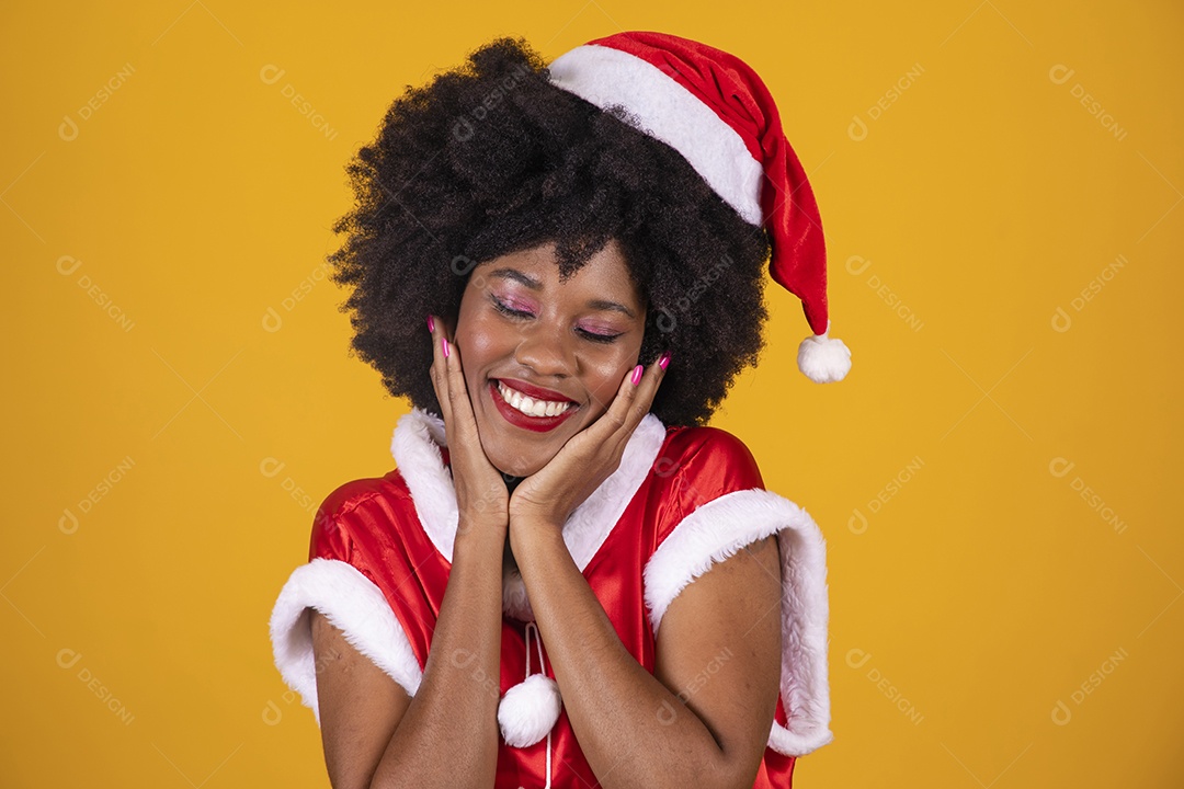 Mulher jovem garota cabelo afro usando chapéu Papai Noel