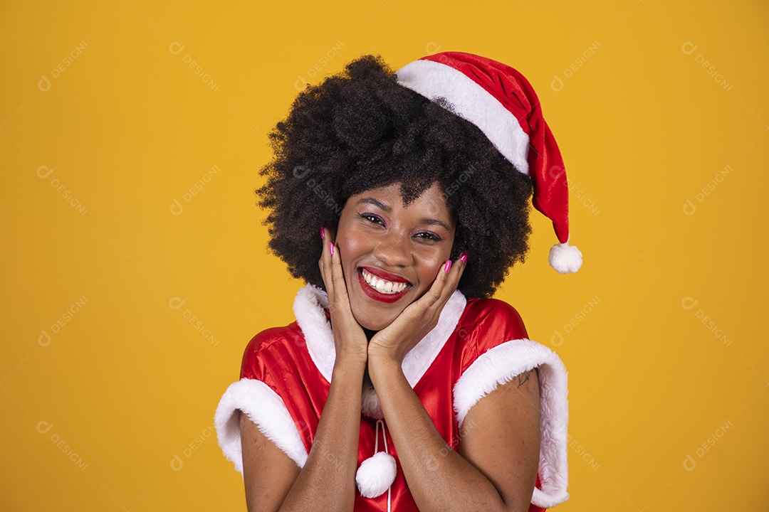 Mulher jovem garota cabelo afro usando chapéu Papai Noel