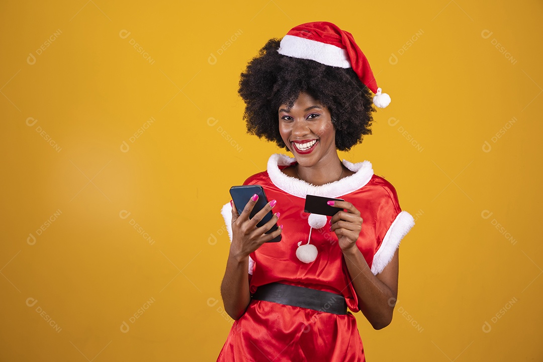 Mulher jovem garota cabelo afro usando chapéu Papai Noel
