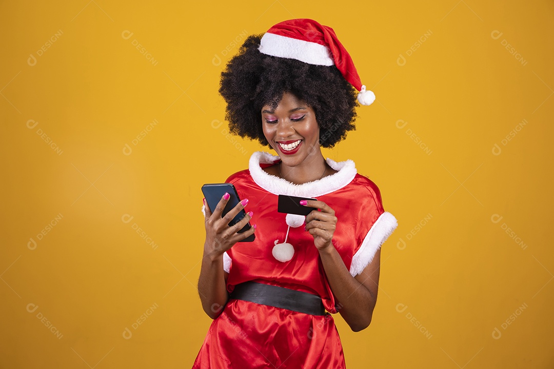 Mulher jovem garota cabelo afro usando chapéu Papai Noel