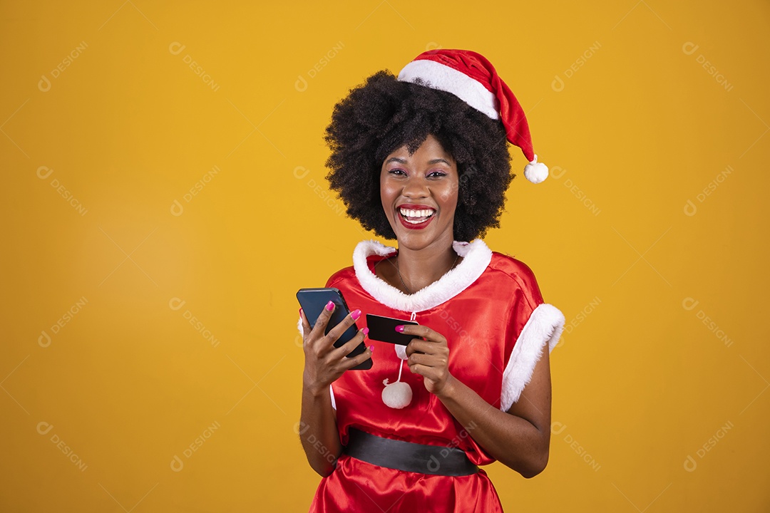 Mulher jovem garota cabelo afro usando chapéu Papai Noel