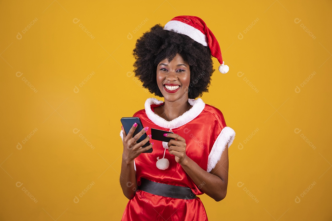 Mulher jovem garota cabelo afro usando chapéu Papai Noel