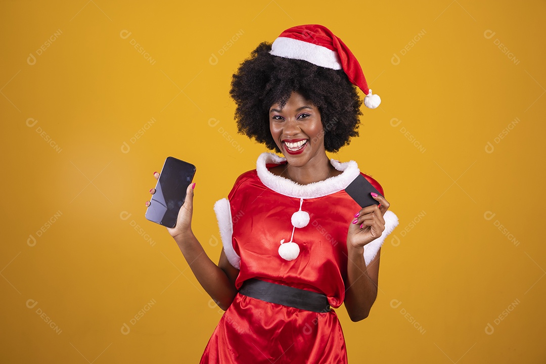 Mulher jovem garota cabelo afro usando chapéu Papai Noel