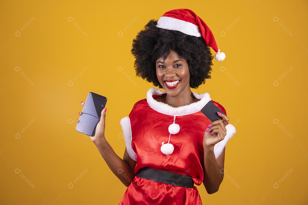 Mulher jovem garota cabelo afro usando chapéu Papai Noel