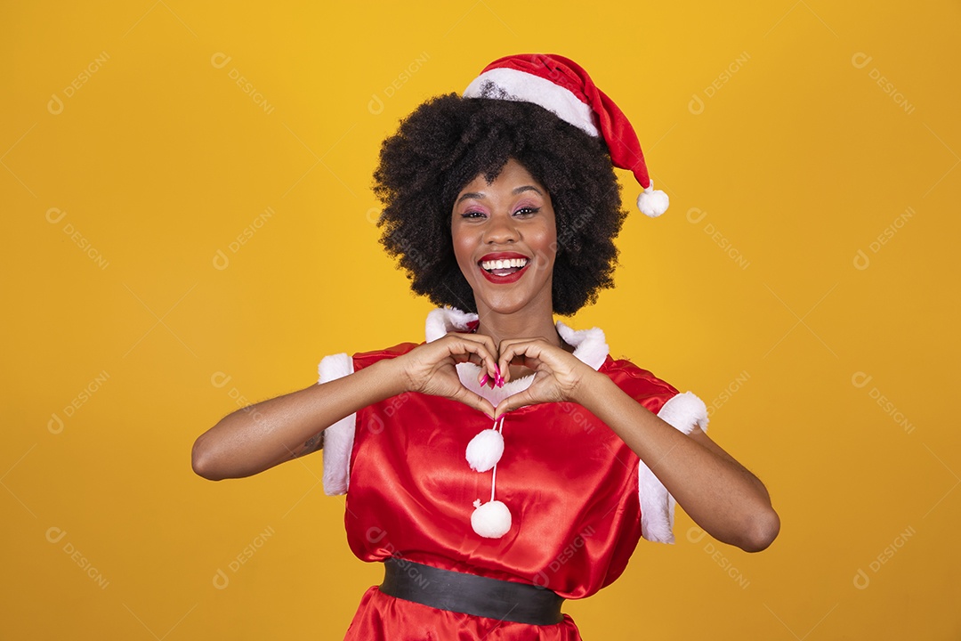 Mulher jovem garota cabelo afro usando chapéu Papai Noel