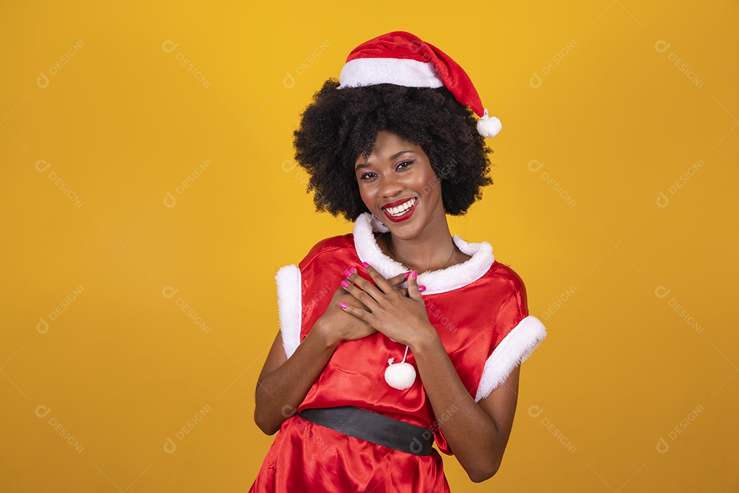 Mulher jovem garota cabelo afro usando chapéu Papai Noel