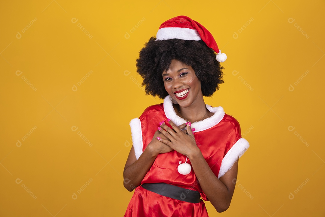 Mulher jovem garota cabelo afro usando chapéu Papai Noel