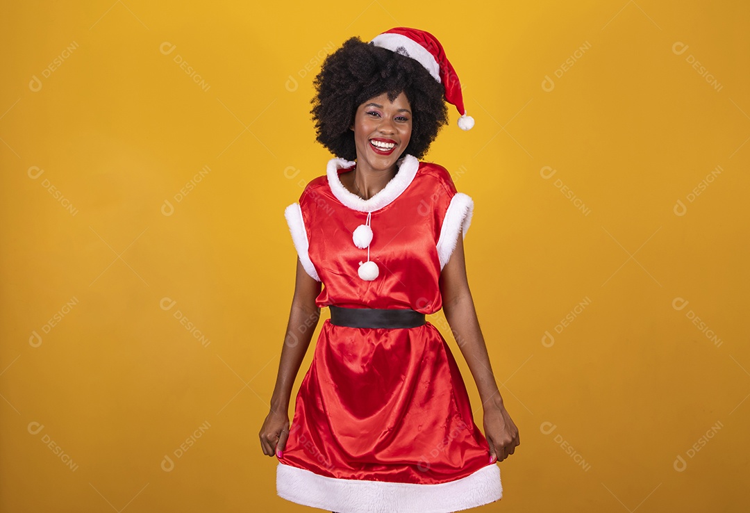 Mulher jovem garota cabelo afro usando chapéu Papai Noel