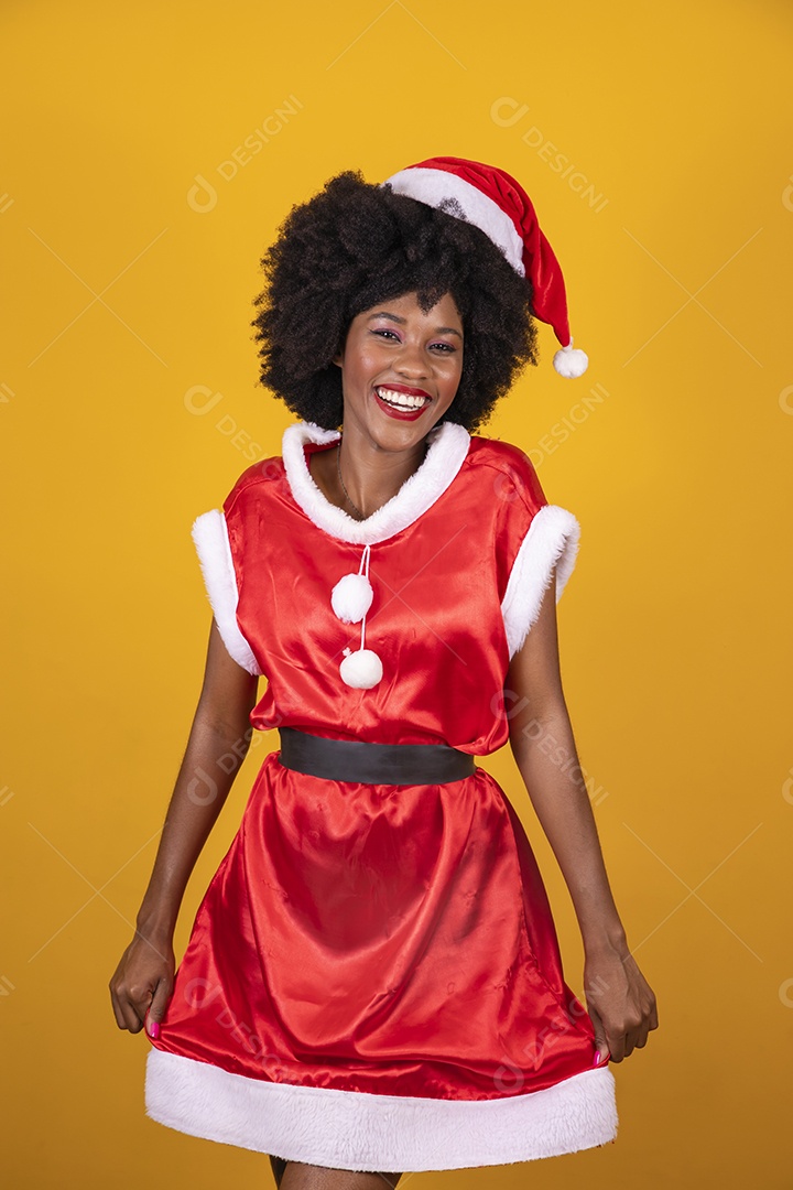 Mulher jovem garota cabelo afro usando chapéu Papai Noel