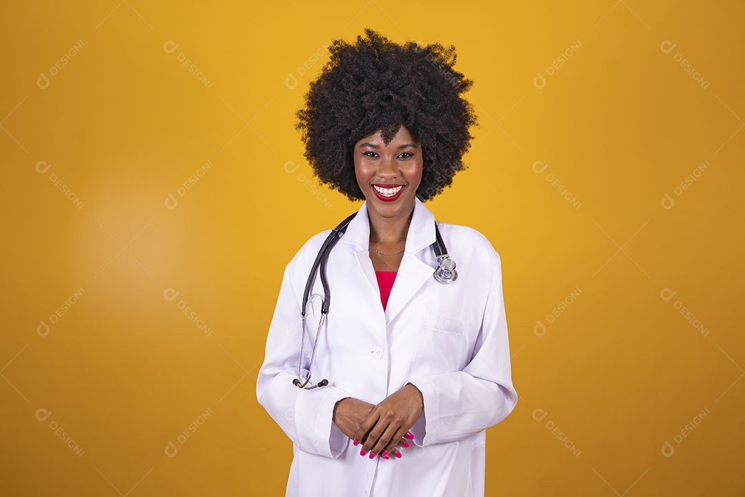 Mulher jovem garota cabelo afro medica usando jaleco branco