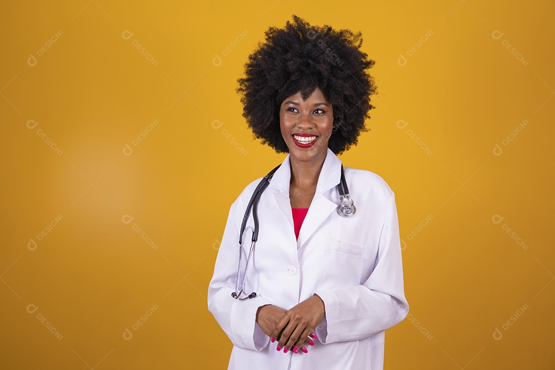 Mulher jovem garota cabelo afro medica usando jaleco branco