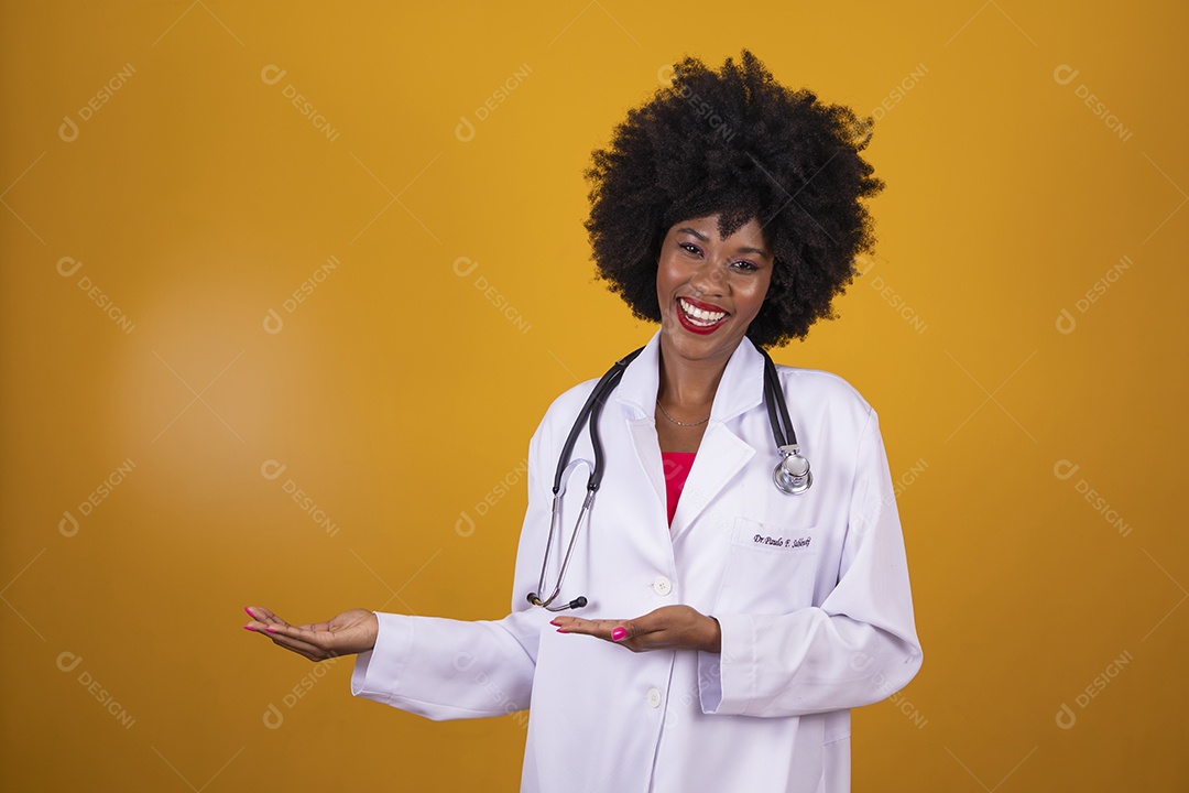 Mulher jovem garota cabelo afro medica usando jaleco branco