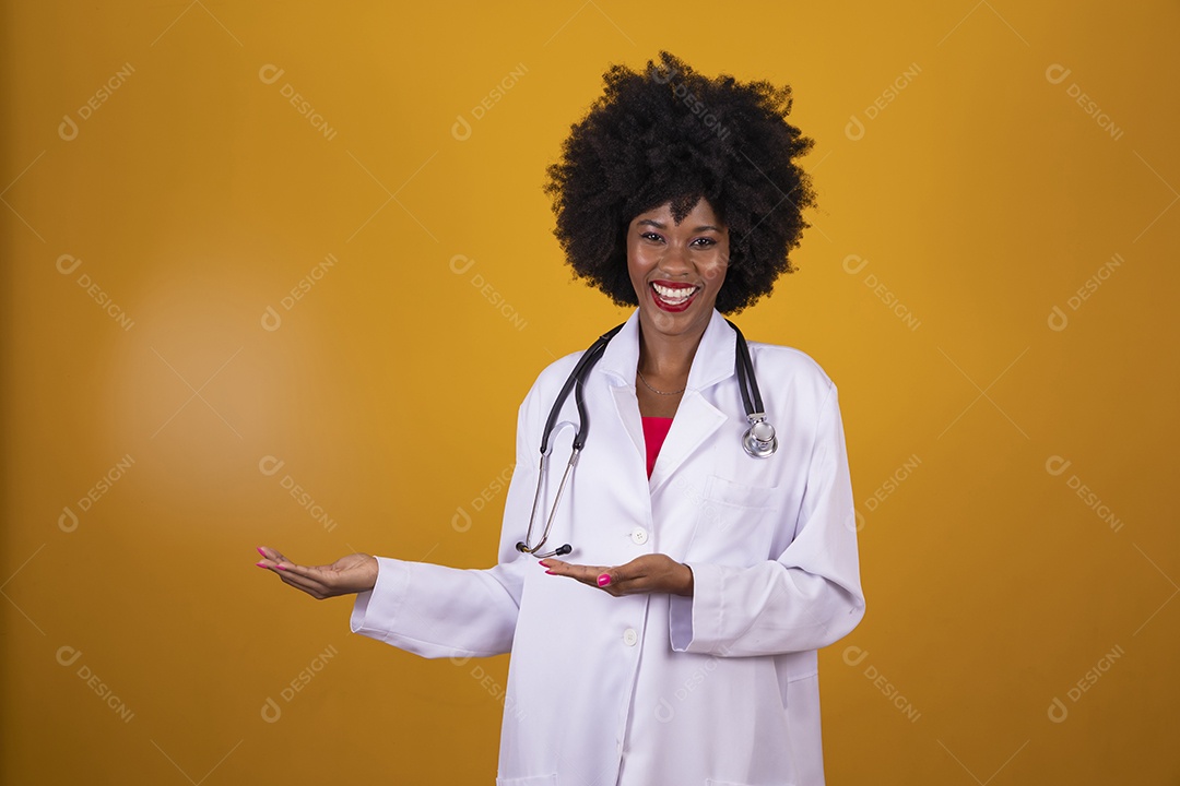 Mulher jovem garota cabelo afro medica usando jaleco branco