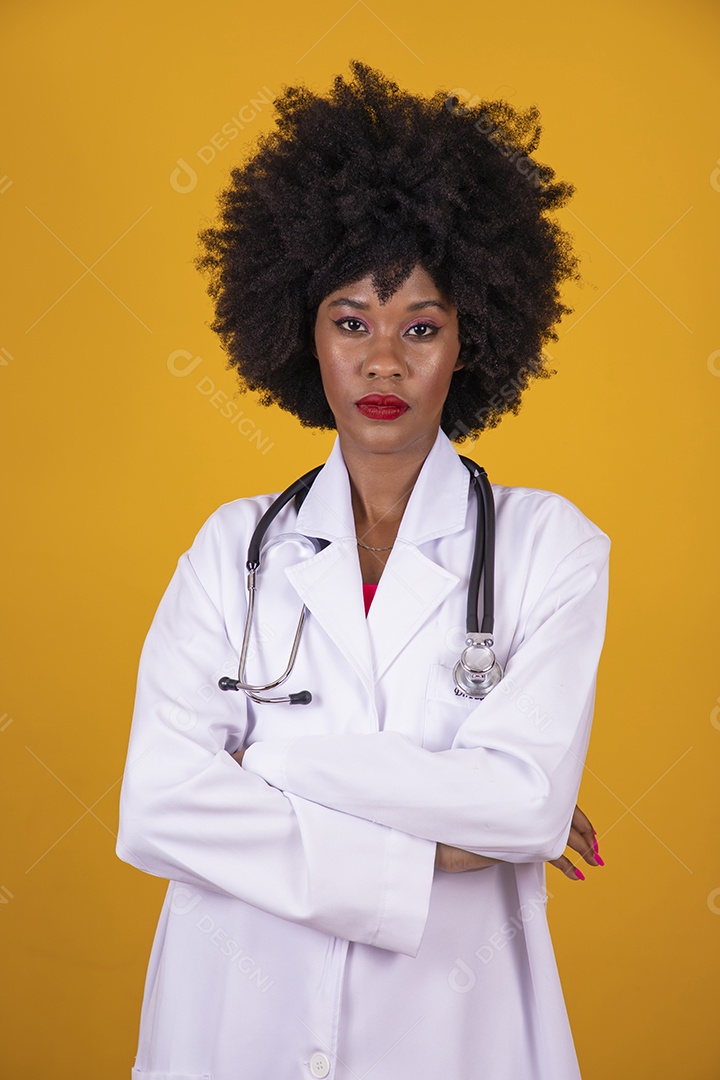 Mulher jovem garota cabelo afro medica usando jaleco branco