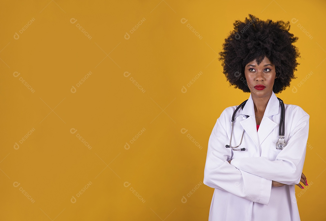 Mulher jovem garota cabelo afro medica usando jaleco branco