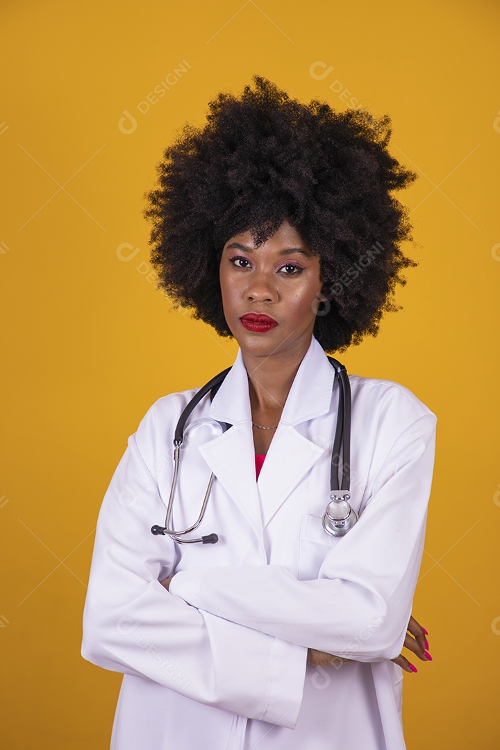 Mulher jovem garota cabelo afro medica usando jaleco branco