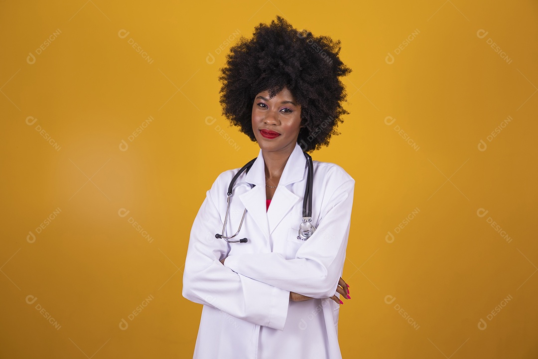 Mulher jovem garota cabelo afro medica usando jaleco branco