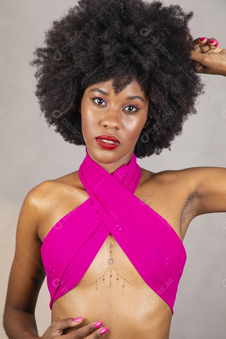 Mulher negra. Retrato de mulher negra em estúdio fotográfico