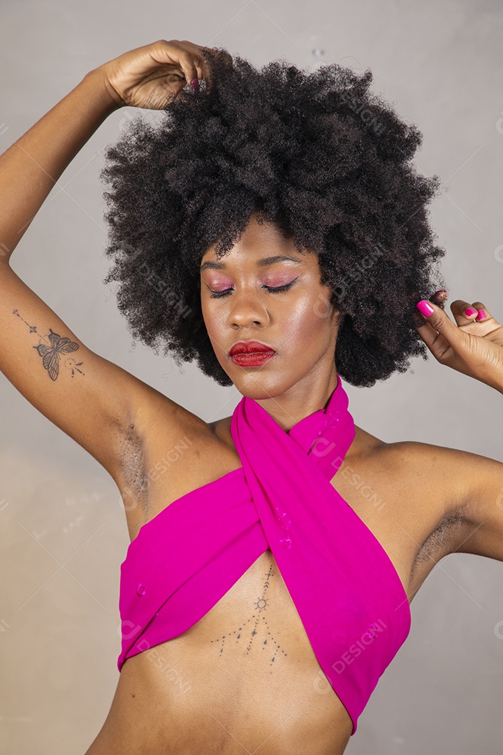 Mulher negra. Retrato de mulher negra em estúdio fotográfico