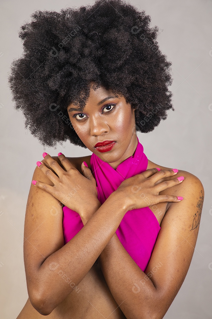 Mulher negra. Retrato de mulher negra em estúdio fotográfico