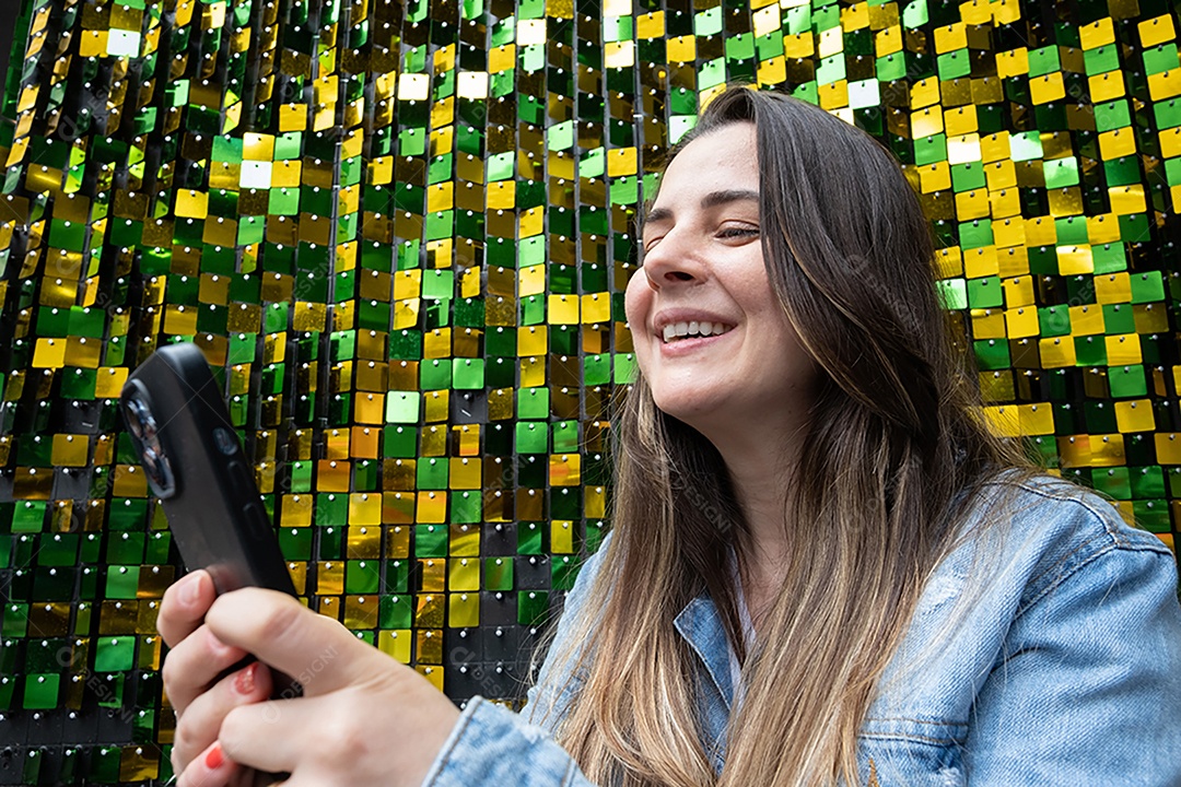 Mulher morena impressionada com a notícia que recebeu no celular.